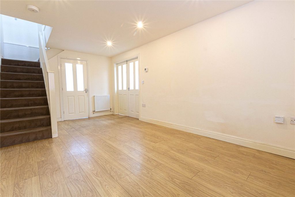 Property photo 2 of 17 Lounge