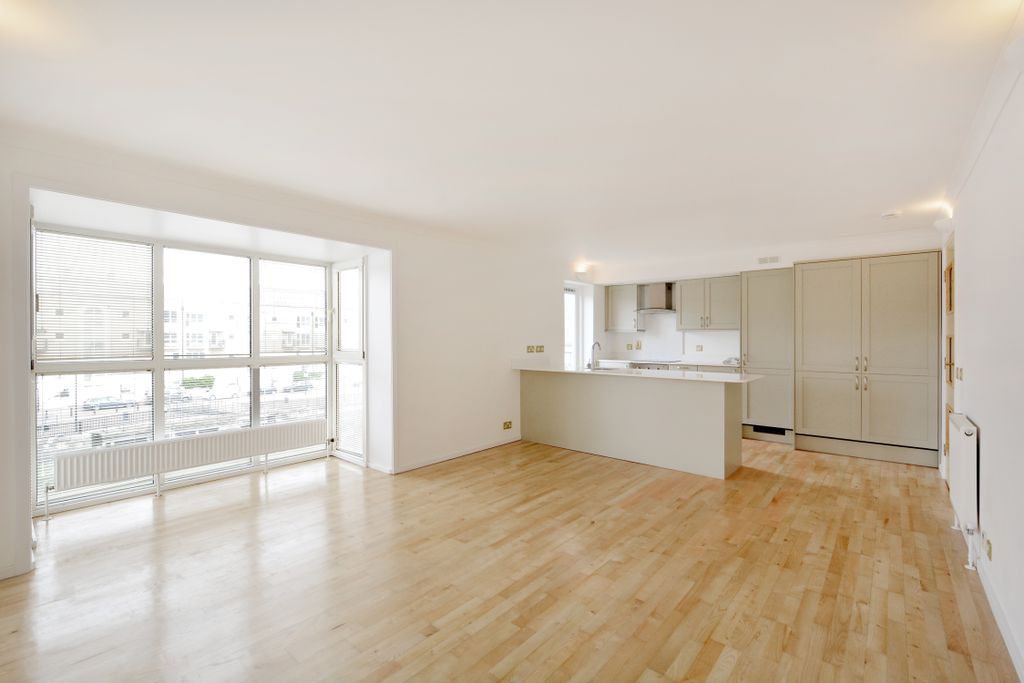 Property photo 2 of 9 Large Bright Open Plan Living