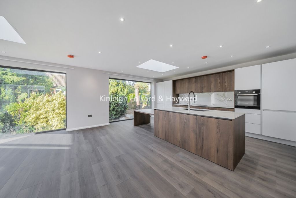 Property photo 2 of 12 26229Fb5-44F4-494F-A