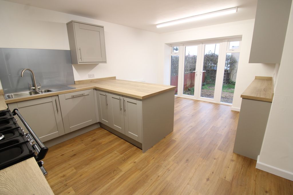 Property photo 3 of 10 Kitchen 1