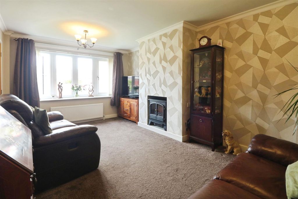 Property photo 2 of 15 Lounge