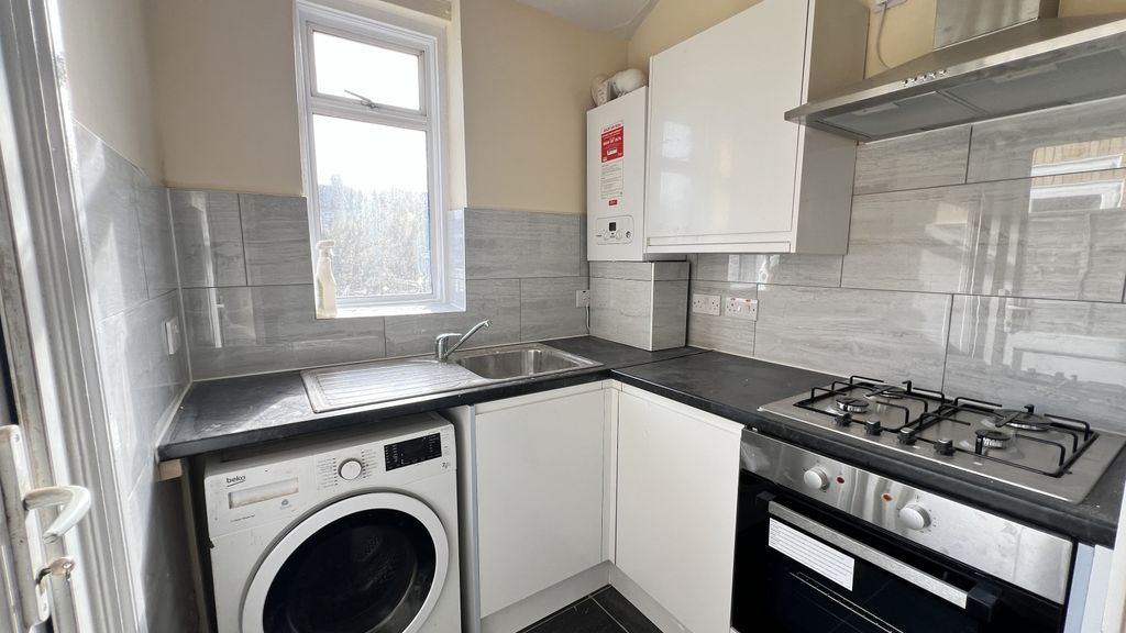 Property photo 1 of 8 3/4 Bed Terraced House To Rent Grange Road, Ilford Ig1