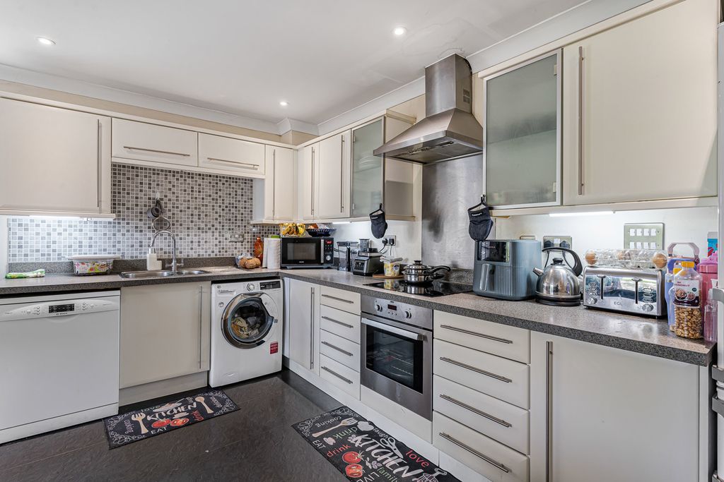 Property photo 3 of 18 Reception/Kitchen