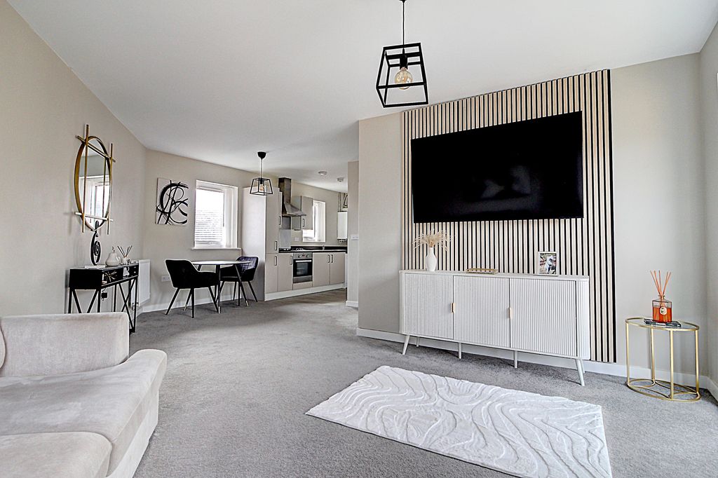 Property photo 3 of 15 Lounge