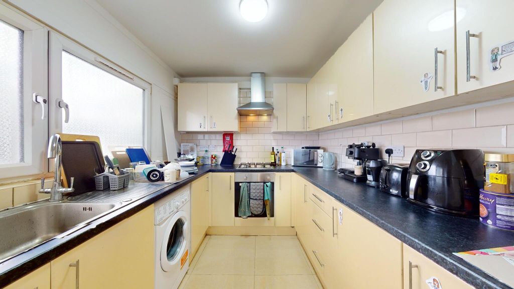 Property photo 3 of 11 Kitchen