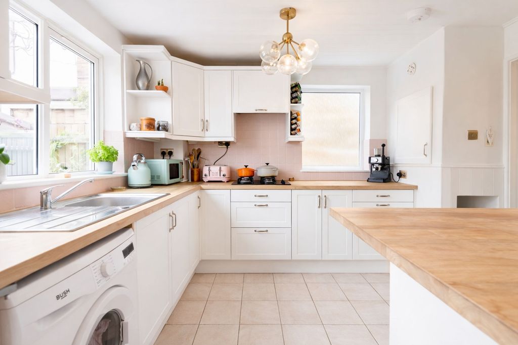 Property photo 2 of 21 Kitchen