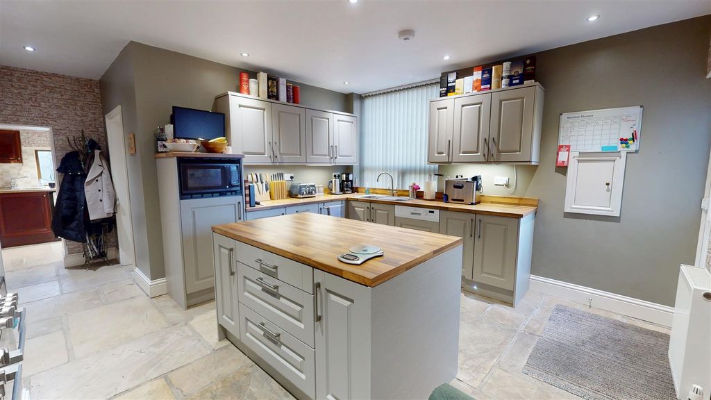 Property photo 2 of 25 Kitchen