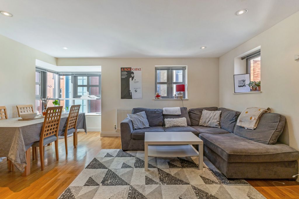 Property photo 1 of 11 Sitting/Dining Room