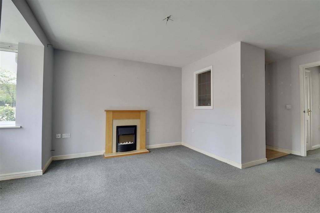 Property photo 3 of 9 Lounge