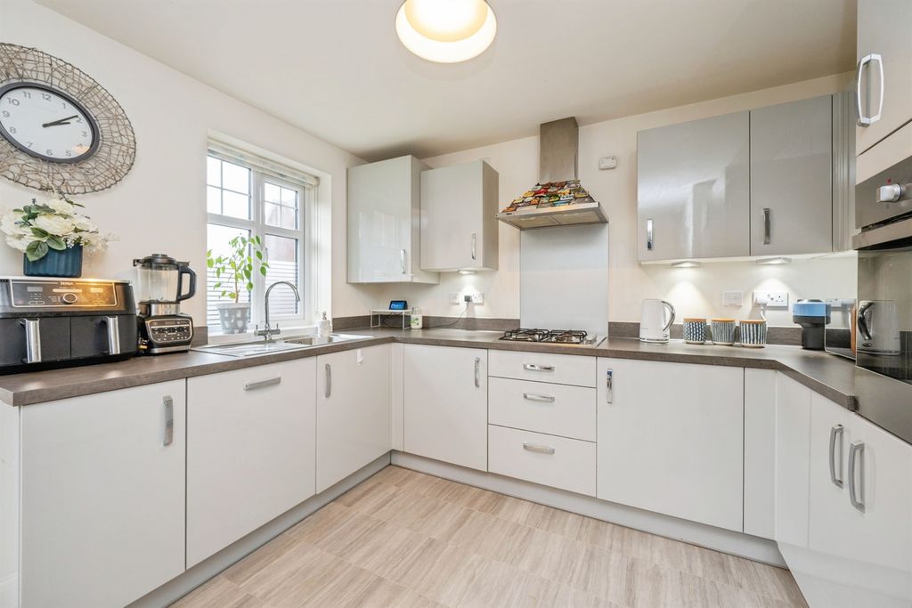 Property photo 2 of 31