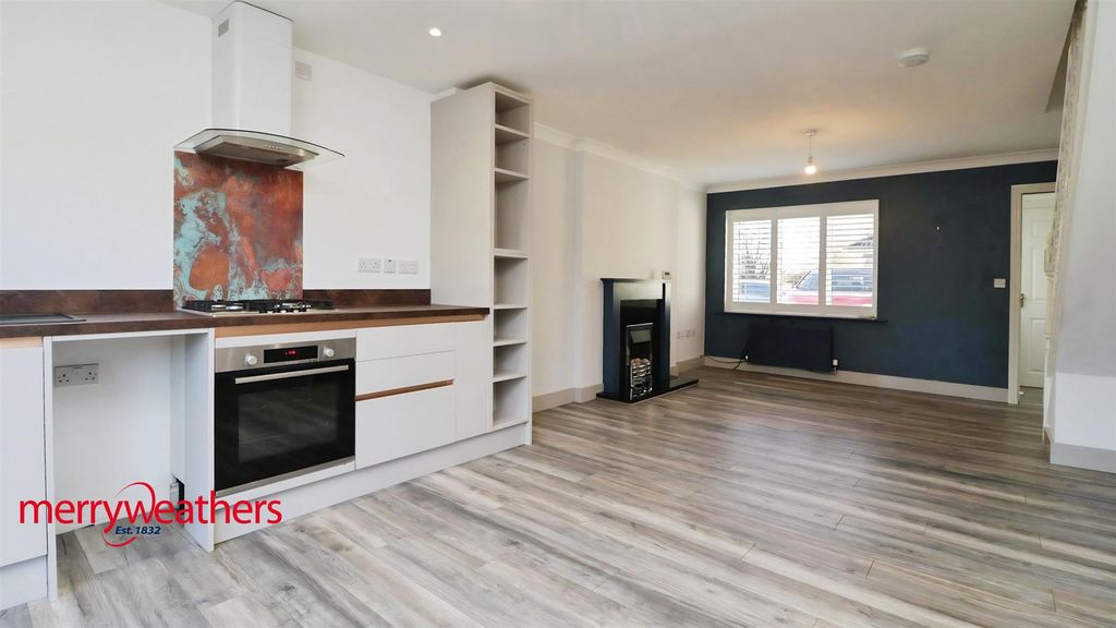 Property photo 2 of 12 Stunning Dining Kitchen