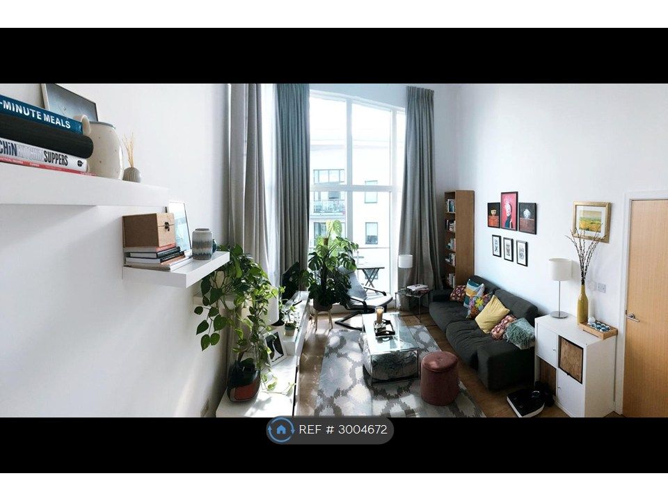 Property photo 1 of 16 Living Room With High Ceilings