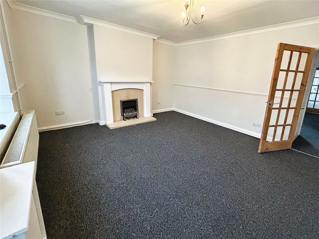 Property photo 3 of 12 Lounge