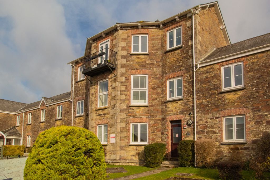 Property photo 2 of 13 22 Castle Hill Court  Bodmin 01208 74182-13