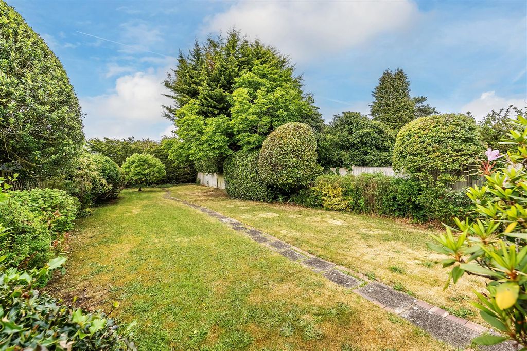 Property photo 2 of 22 28-West-Farm-Close-2.Jpg