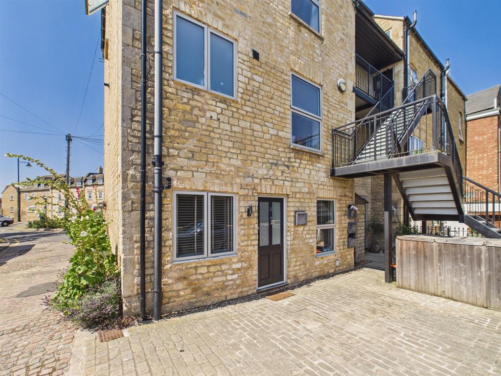 Property photo 2 of 9 Brownlow Terrace, Stamford