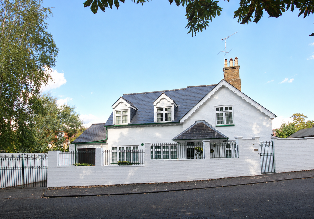Property photo 1 of 20 Front (Exterior)