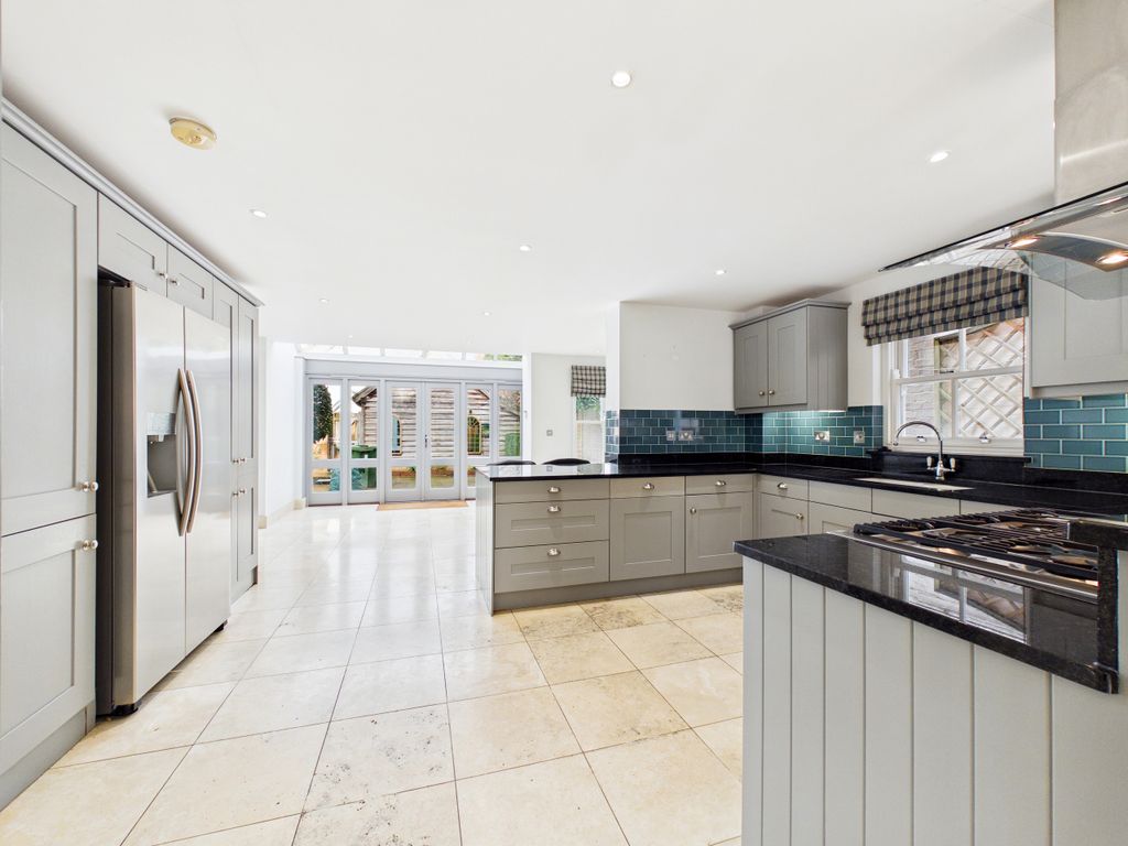 Property photo 2 of 23 Cam01984G0-Pr0552-Still030