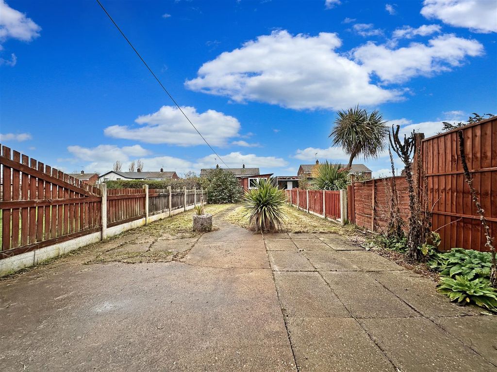 Property photo 3 of 16 Generous Garden 801