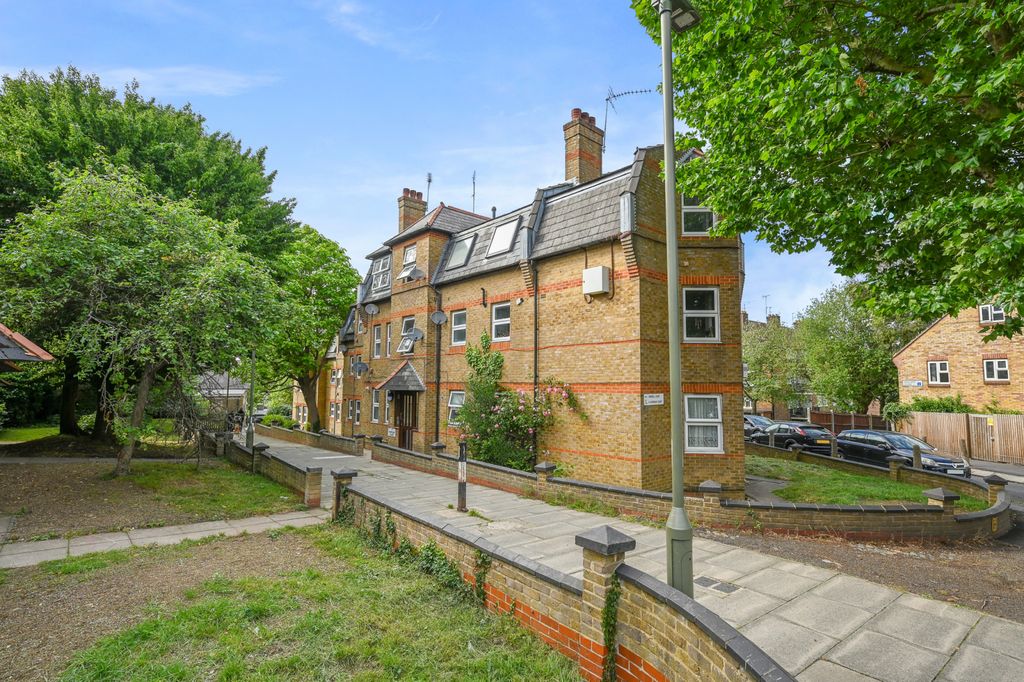 Property photo 1 of 6 One Bedroom Top Floor Purpose Built Flat