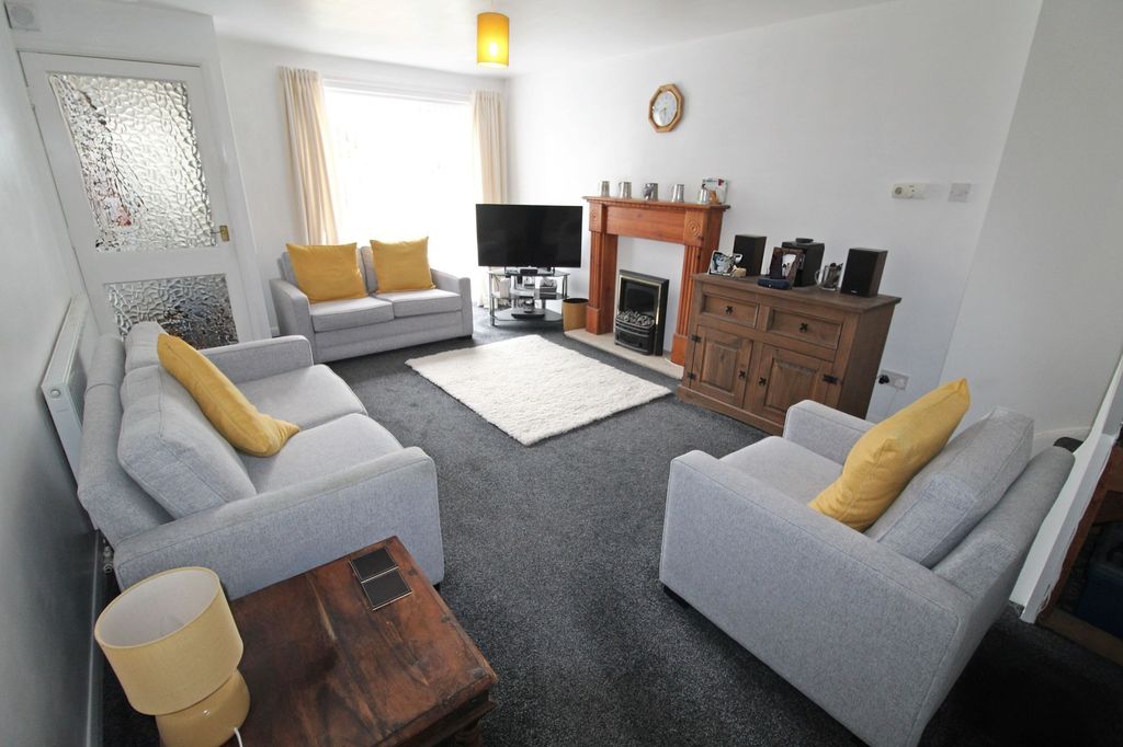 Property photo 2 of 13 Lounge