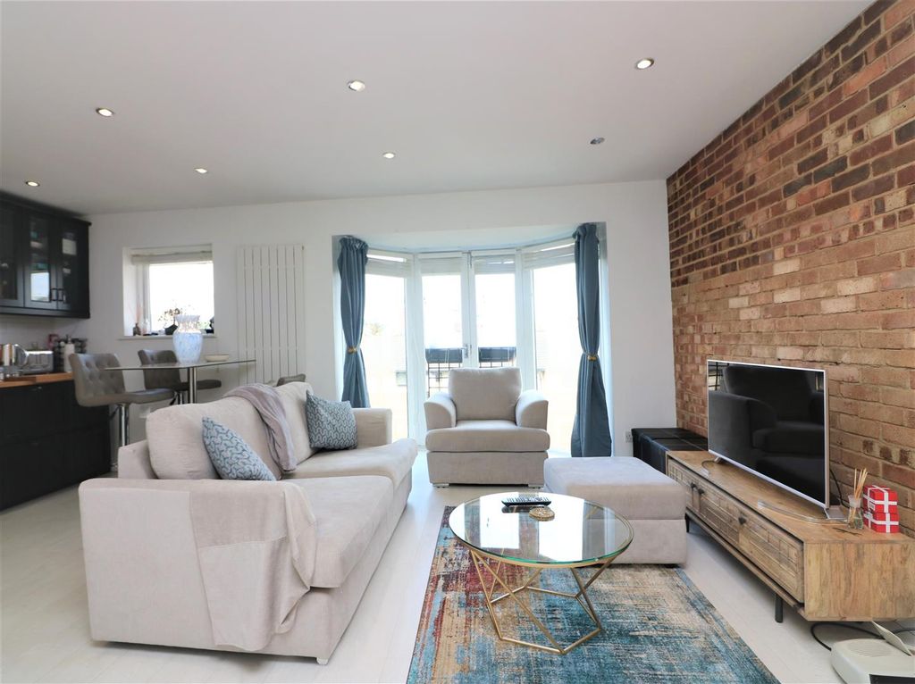 Property photo 2 of 9 Barnfield Place.Jpg
