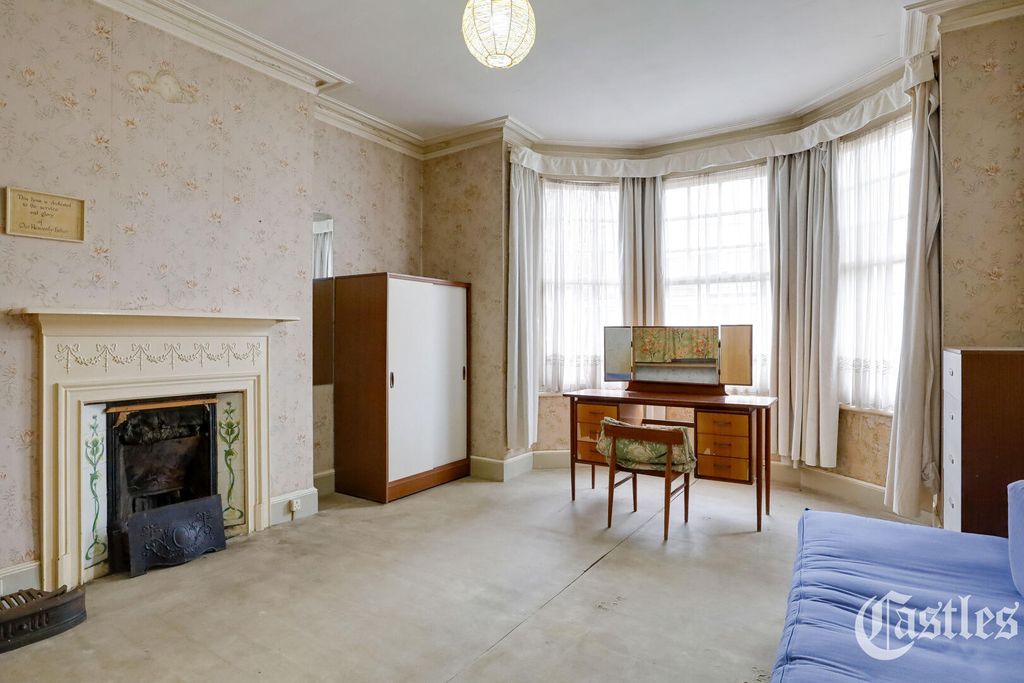 Property photo 2 of 35 Living Room