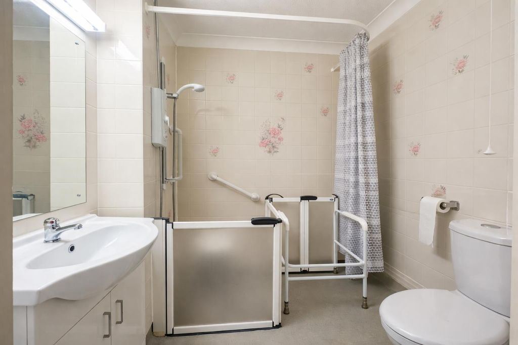 Property photo 3 of 10 Bathroom.Png