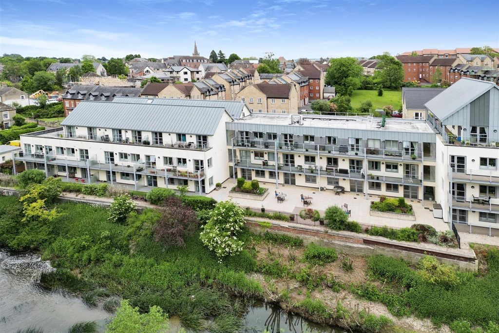 Property photo 1 of 16 Bowles Court