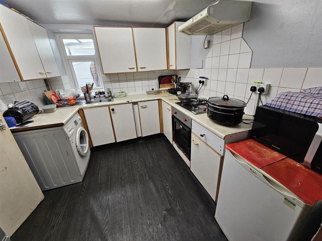 Property photo 3 of 12 Kitchen