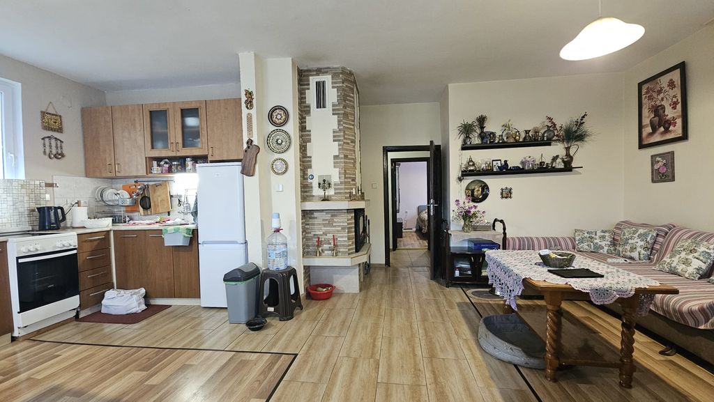 Property photo 2 of 28