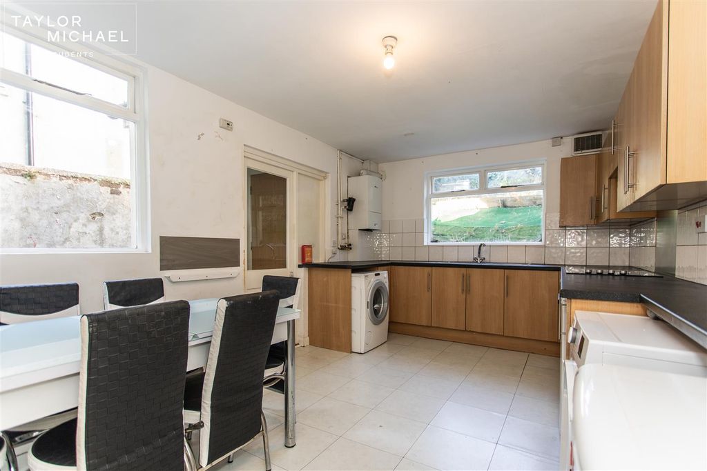 Property photo 3 of 23 Kitchen