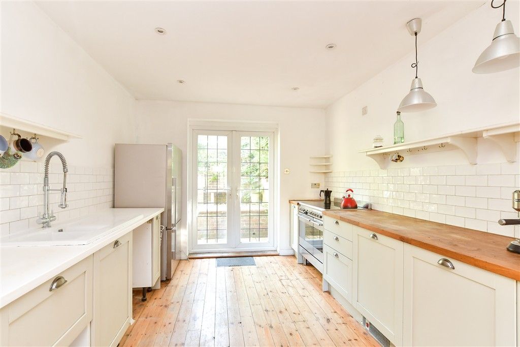 Property photo 3 of 19 Kitchen