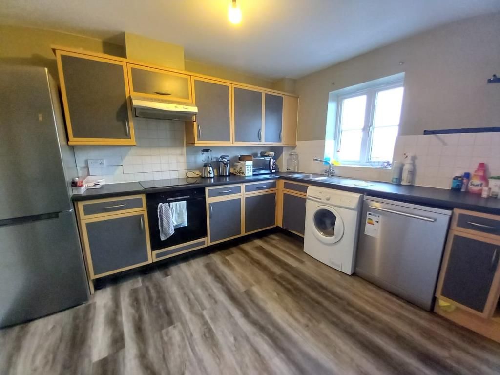 Property photo 2 of 6 Kitchen