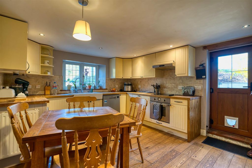 Property photo 2 of 10 Kitchen