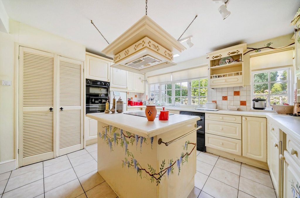 Property photo 3 of 12 Kitchen