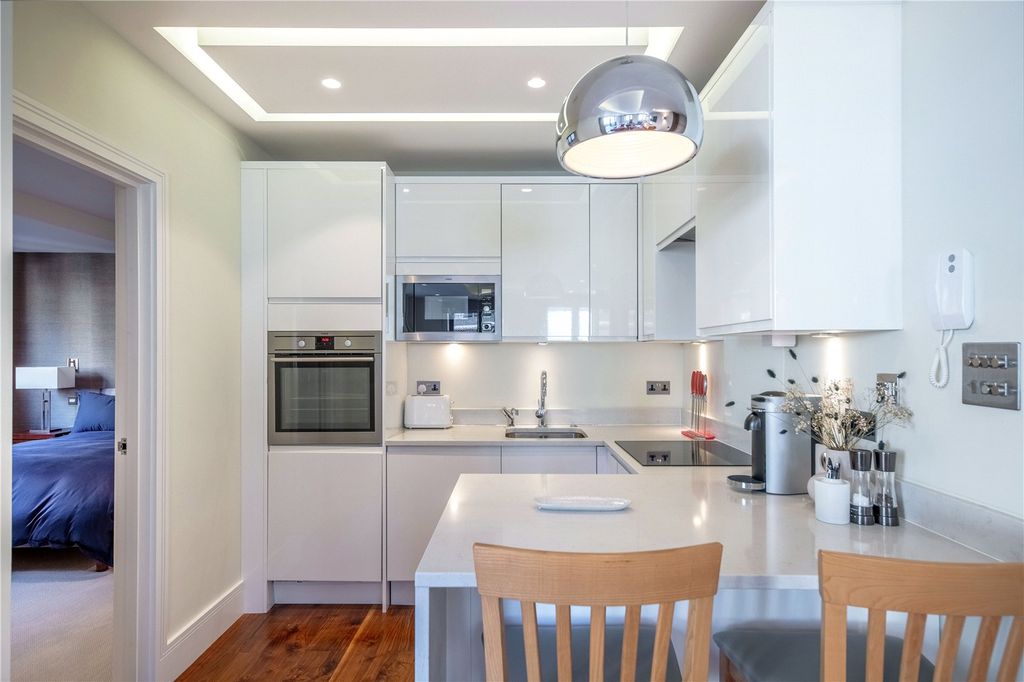 Property photo 3 of 11 Kitchen