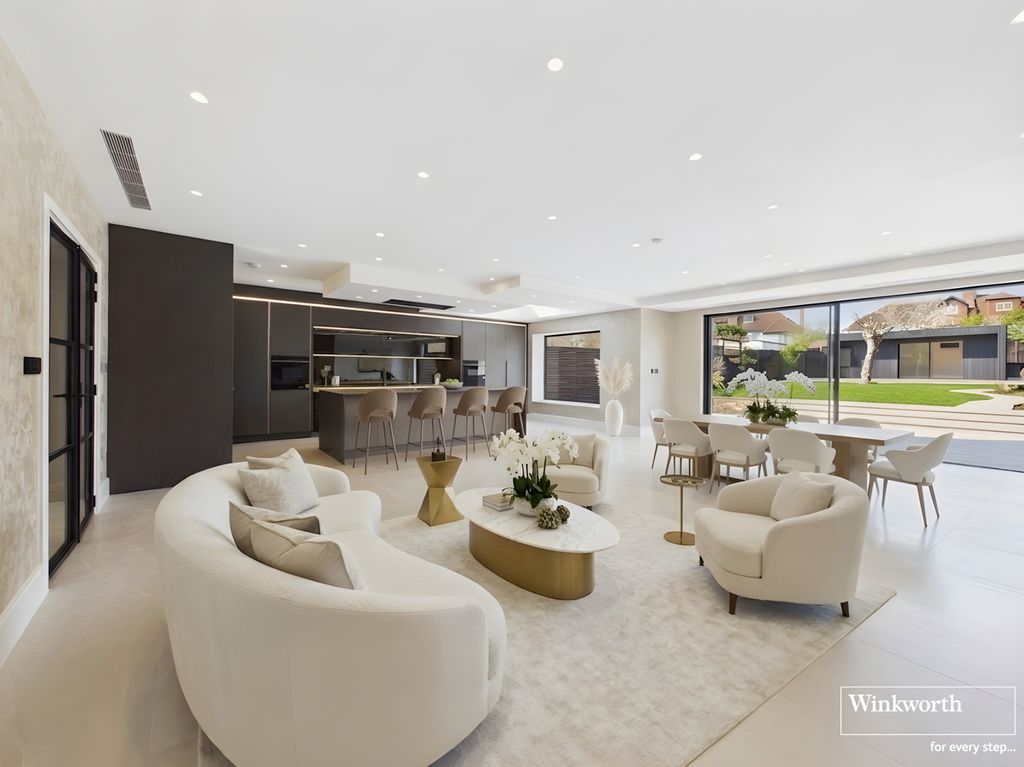 Property photo 3 of 29 Living / Kitchen