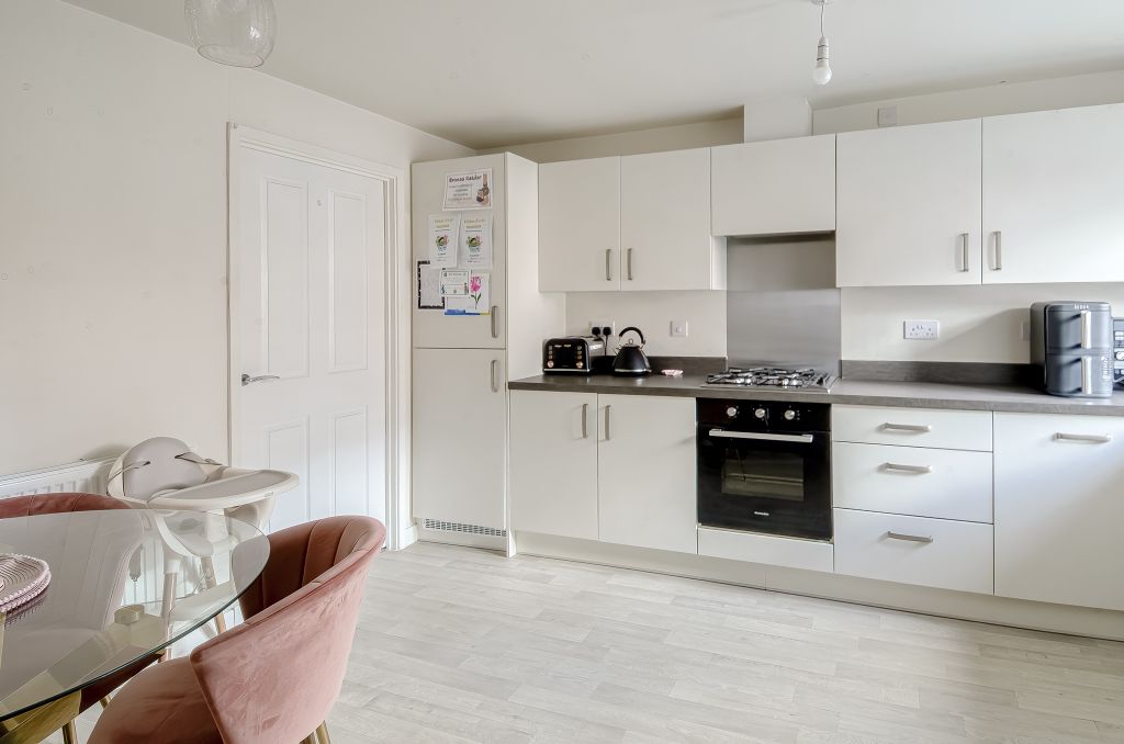 Property photo 2 of 16 Advert-134