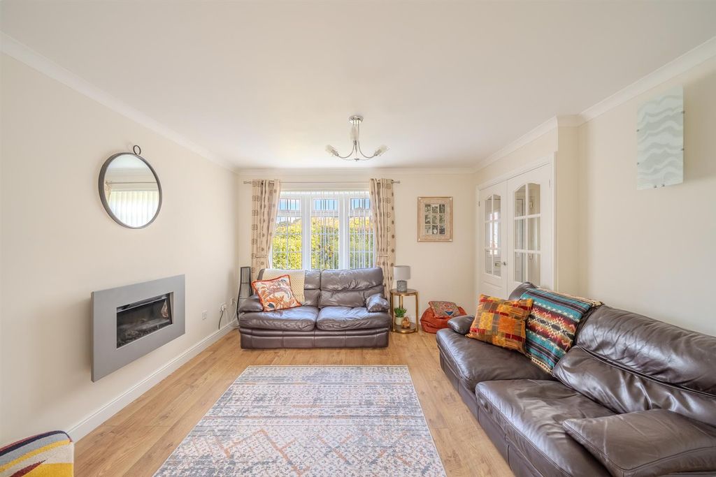 Property photo 2 of 23 21 Pine Tree Road-9.Jpg