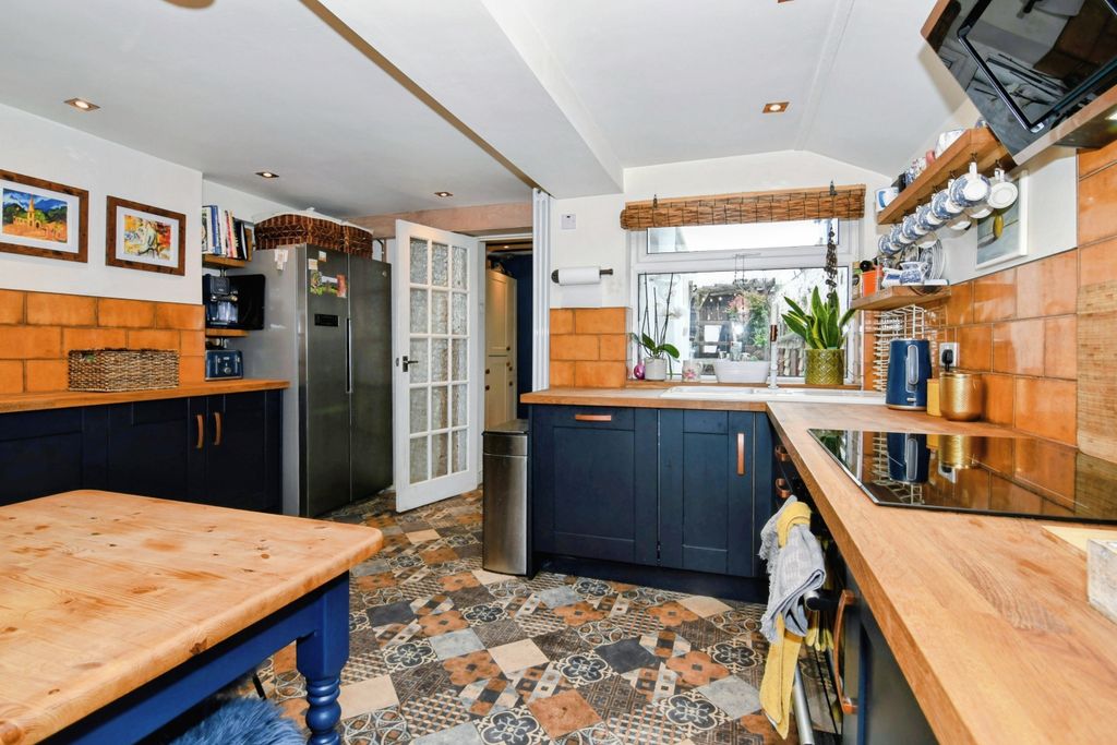 Property photo 2 of 20