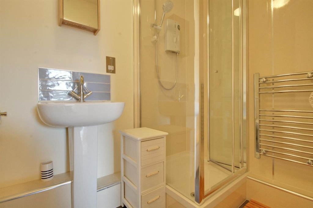 Property photo 2 of 6 Bathroom .Jpg