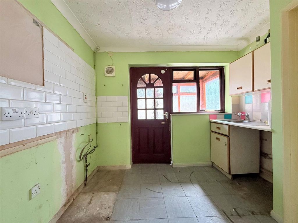 Property photo 3 of 10 Kitchen