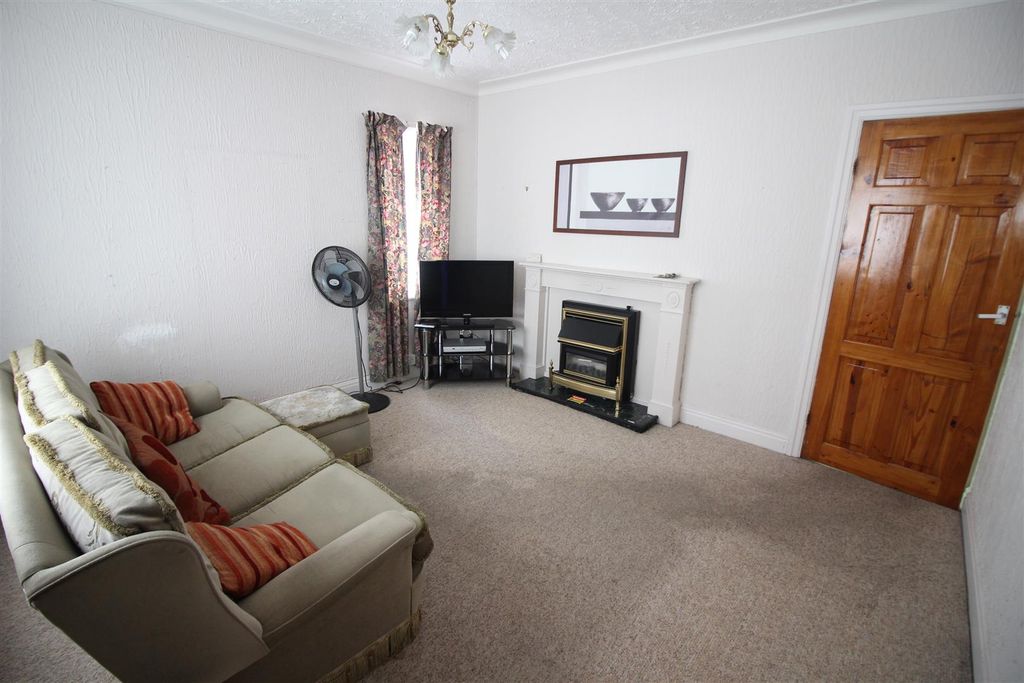 Property photo 2 of 11 Lounge