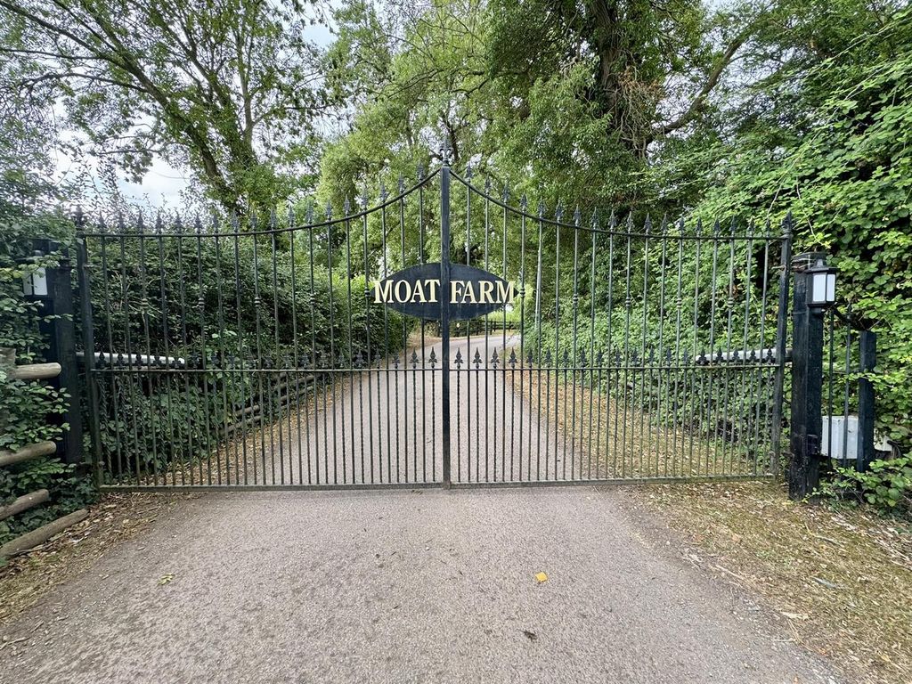 Property photo 2 of 32 Front Gates