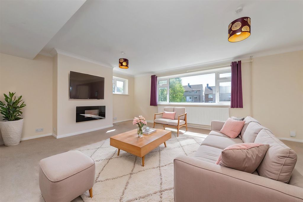 Property photo 2 of 15 84Hughendenroad-10 - Living Room - Standard - 16.J