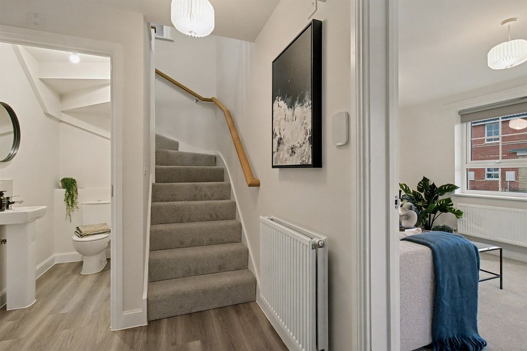 Property photo 2 of 11 Hallway