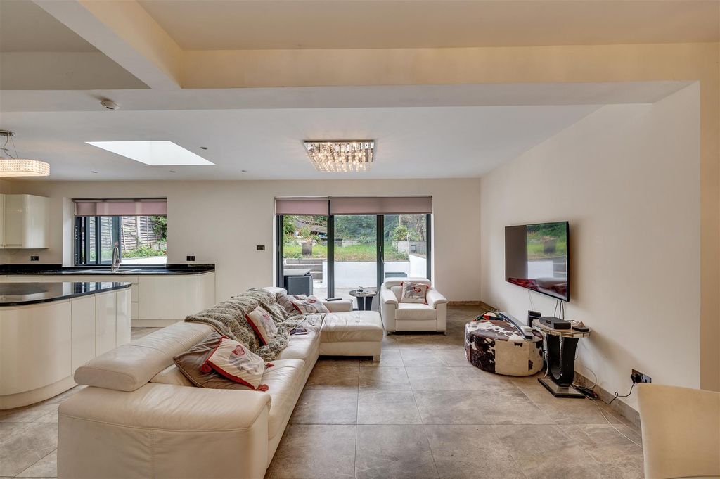 Property photo 2 of 20 Daniels_Colindeep Gardens London Nw4_010.Jpg