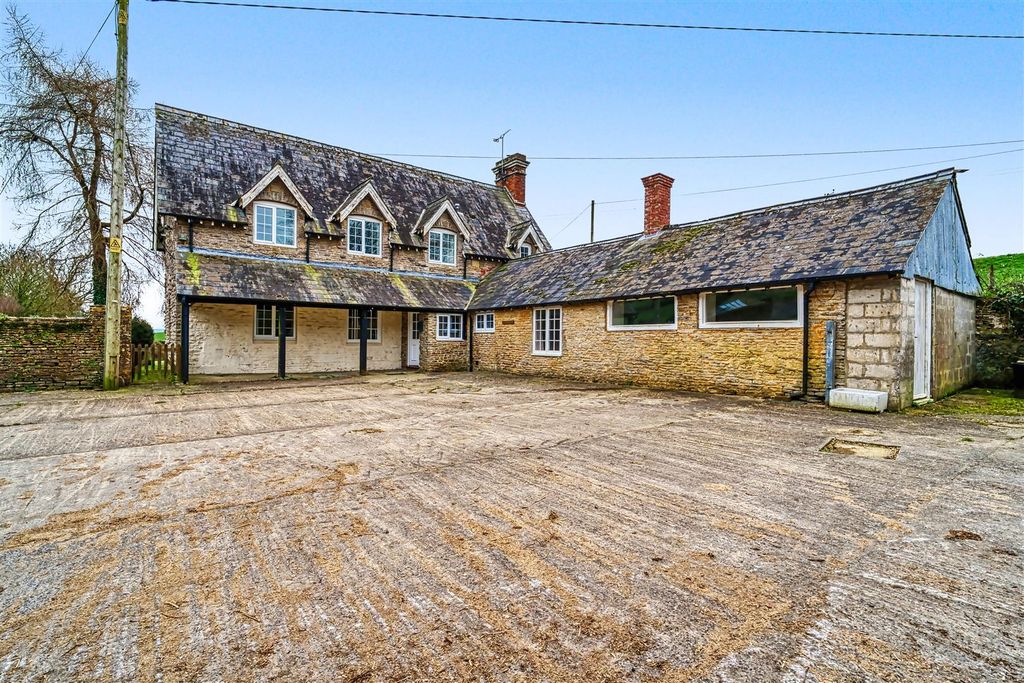 Property photo 3 of 18 Courtyard