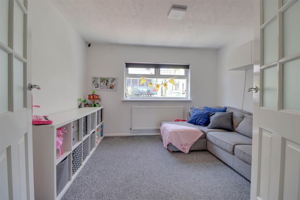 Property photo 2 of 21 97 Alderney Gardens-13.Jpg